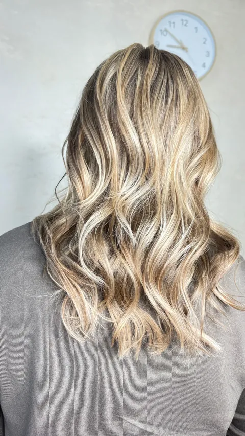 Balayage na blond — falowane włosy, Tarnów