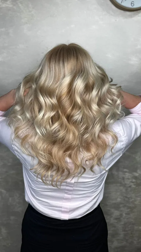 Blond loki — stylizacja włosów, Salon Fryzur Tarnów